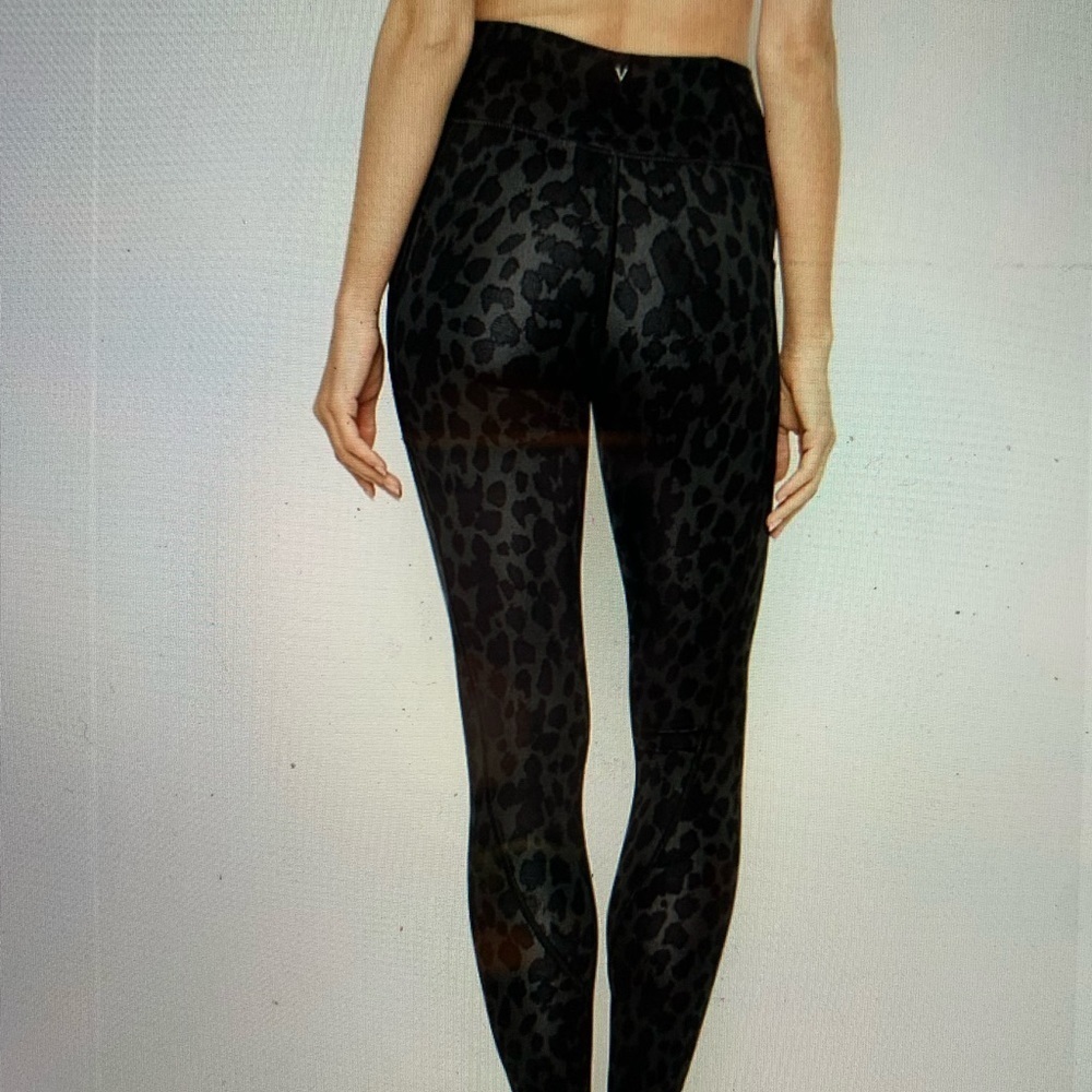 Victoria’s Secret incredible essential leggings hi rise 7/8 Length, leopard spot
